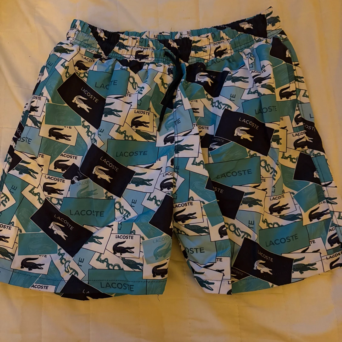 Färgglada Lacoste badshorts med logomönster