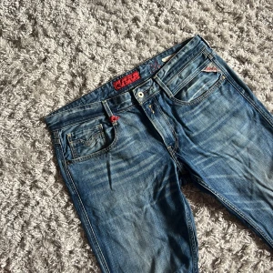 Replay Anbass Slim fit Jeans - Säljer dessa riktigt snygga Replay Jeansen i modellen Anbass som har en slim passform. De är i bra skick utan defekter och är i storlek 34/34. Bara att skriva över frågor och funderingar.