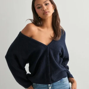 Mörkblå stickad kofta med v-ringning - Back V-neck Knit Cardigan i storlek xs från Nelly. Helt ny, aldrig använd. Prislapp tillkommer. Säljer då den inte passade mig som jag tänkte mig. Hör gärna av er vid frågor!💘💘