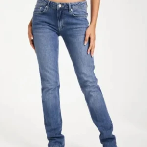 Low Waist Stretch Jeans🤍 - Använd fåtal gånger så i mycket bra skick. Från Nelly och originalpris 359kr men säljer för 200kr😍
