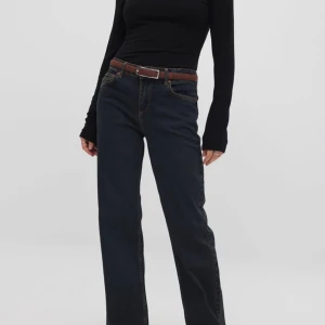 Mörkblå raka jeans från NA-KD - Snygga mörkblå jeans från NA-KD med raka ben och klassisk femficksmodell. Jeansen har hög midja och är tillverkade i ett robust denimtyg av bomull. Perfekta för en avslappnad och trendig look. Nypris 600 kr! Mitt pris 280 kr 