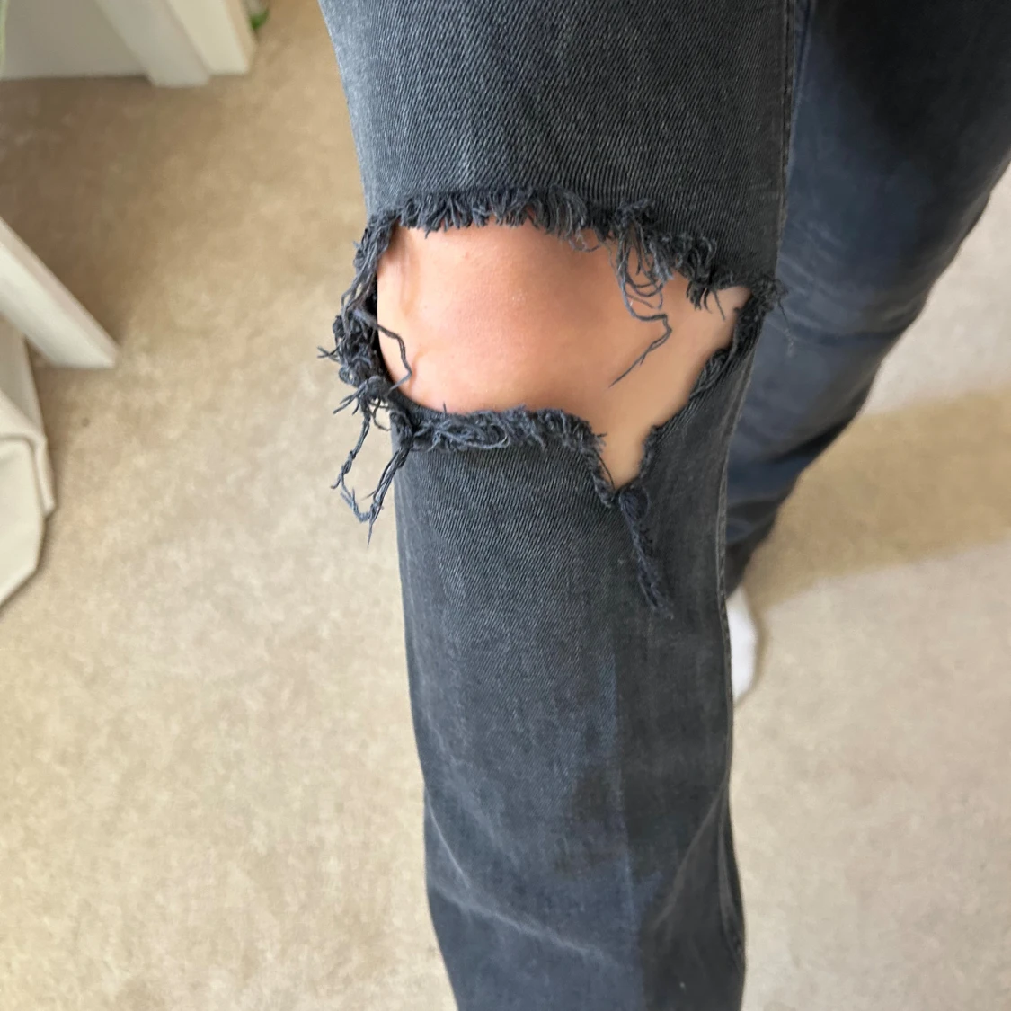 Svarta bootcut jeans med hål på knät - 2