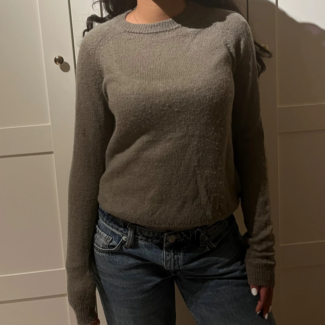 Grå stickad tröja med rund hals