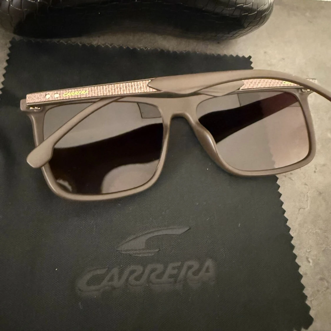 Bruna Carrera solglasögon med etui - 2
