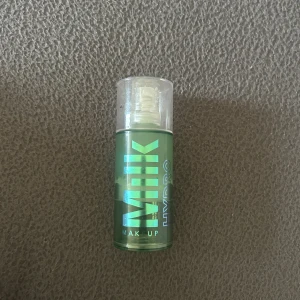 Milk Makeup Hydro Grip Primer - Milk Makeup Hydro Grip Primer i en genomskinlig grön plastflaska med pump och genomskinligt lock. Primern är gelbaserad och ger en återfuktande känsla som gör att sminket sitter bättre hela dagen. Perfekt för dig som vill ha en fräsch och glowig bas.