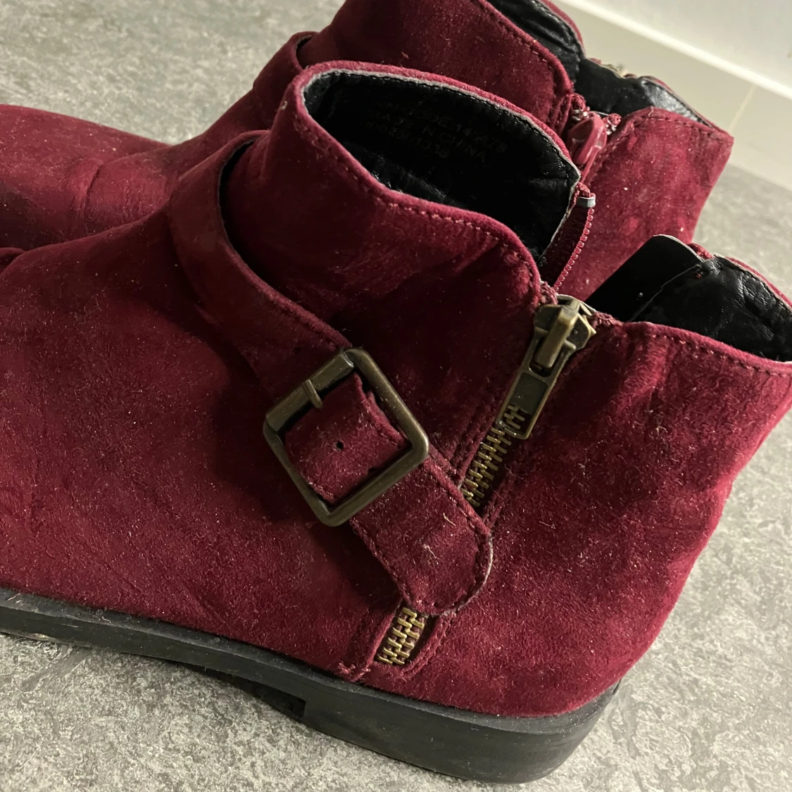 Vinröda mockaboots med spänne - 2