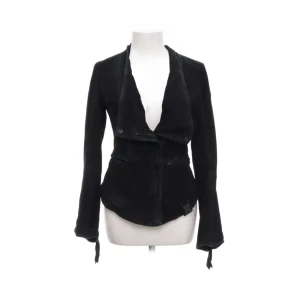 Svart mockajacka från Tigha - Snygg svart mockajacka från Tigha med cool asymmetrisk krage och dragkedjor vid fickorna. Jackan har lång ärm med dekorativa band vid ärmslut och figurnära passform.  Orginellt klpt för 680kr 