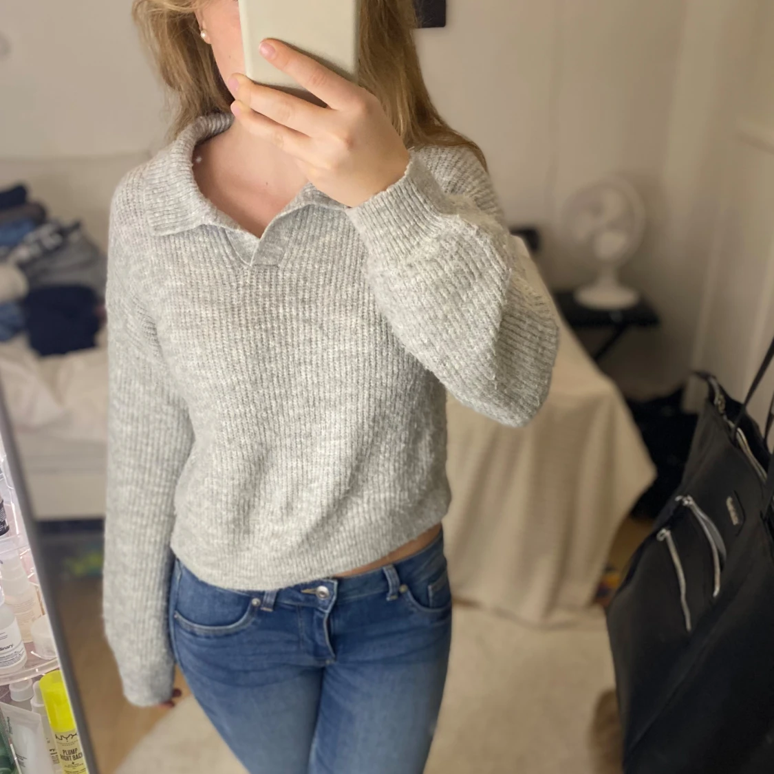 Grå stickad tröja med krage