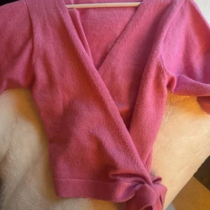 Rosa kofta - Superfin rosa omlottkofta med knyt i midjan Från zalando. Fint skick🤩