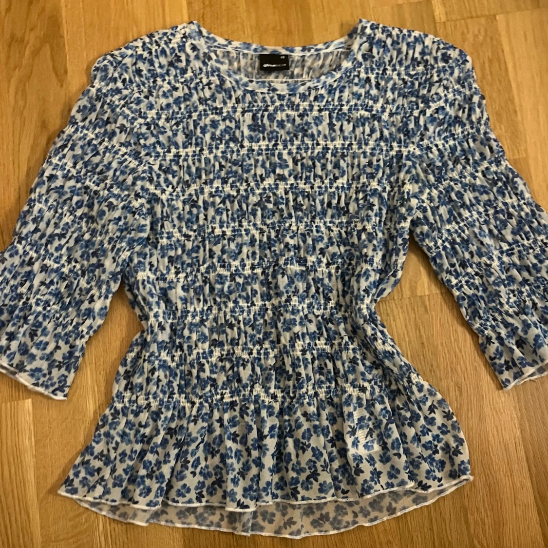 Blommig blåvit blus från Gina Tricot