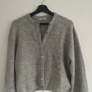 Grå kofta från Gina Tricot - Mysig grå kofta från Gina Tricot i stickad ullmix. 