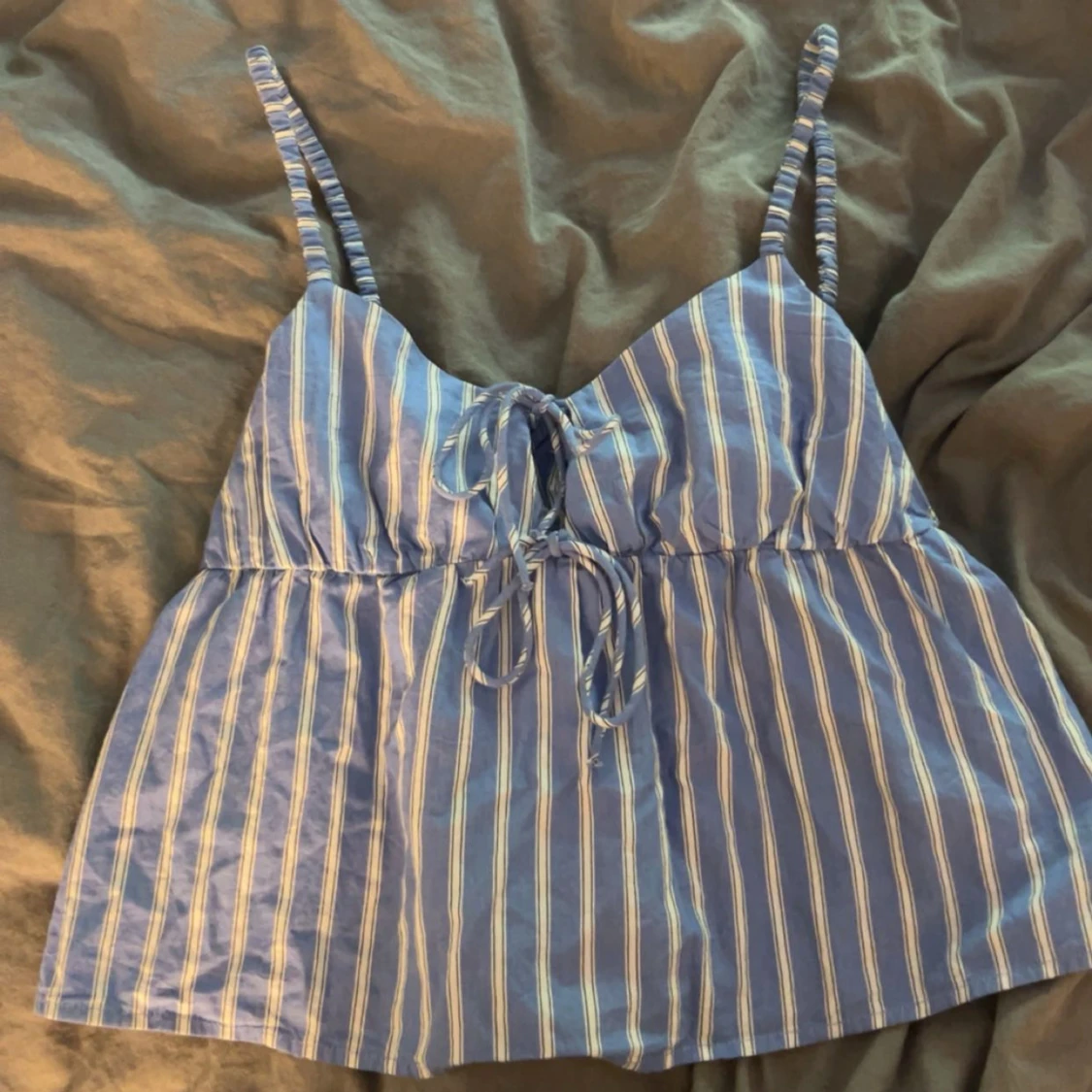 Blåvit randig linnetopp med knyt - 1