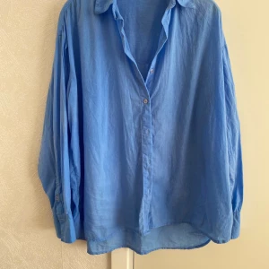 Blå skjorta från Bikbok - Blå superfin skjorta från Bikbok i oversized passform. 
