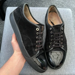 Lanvin - Säljer dessa sjukt snygga lanvins! Uk10 motsvarar 44! Skick: 5/10! Endast skorna ingår!  Nypris 5000kr vårt pris 999kr! Hör av dig vid minsta fundering 🙌