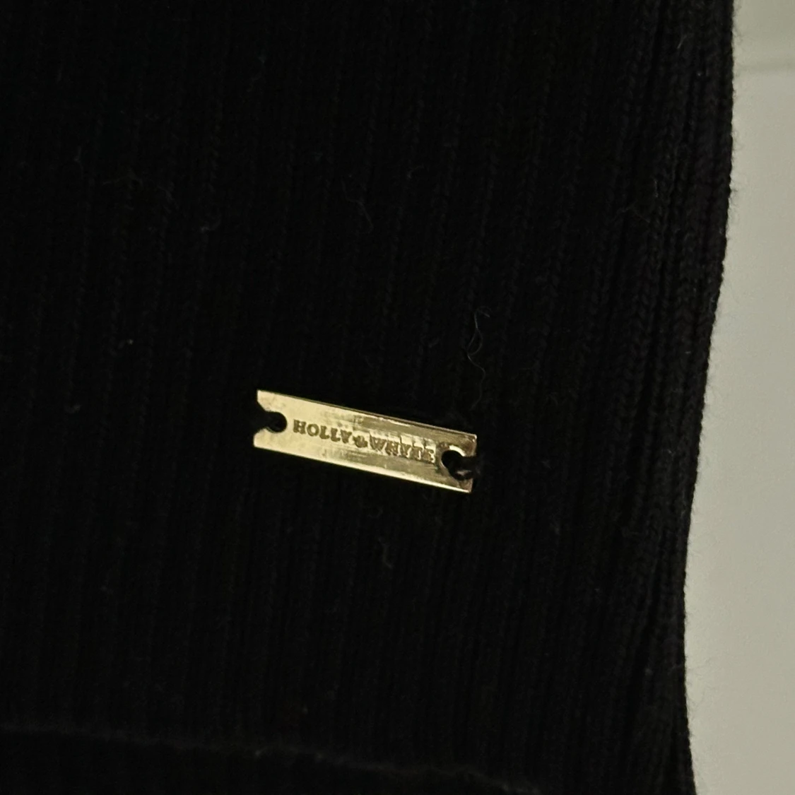 Svart pikétröja med volang - 4