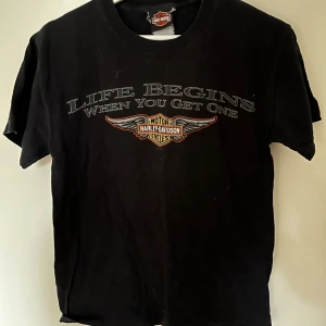 Svart Vintage Harley-Davidson t-shirt - Svart t-shirt från Harley-Davidson med tryck både fram och bak. Framsidan har klassisk Harley-logga, medan baksidan har stort tryck med 'Rock-N-Roll City Cleveland, Ohio'.