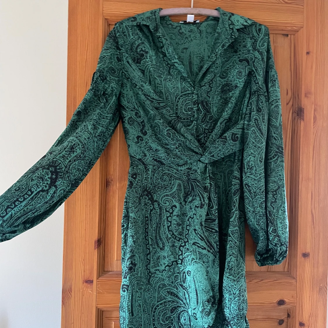 Grön omlottklänning med paisleymönster - 2