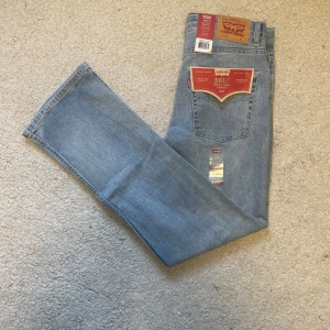 Levi's jeans - Säljer ett par helt nya ljusblåa Levis jeans, de har inga defekter eller liknande och alla lappar sitter kvar. De passar dig som är runt 175~185. Hör av er vid intresse!