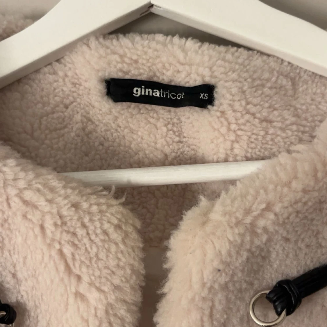 Beige teddyjacka från Gina Tricot XS - 3