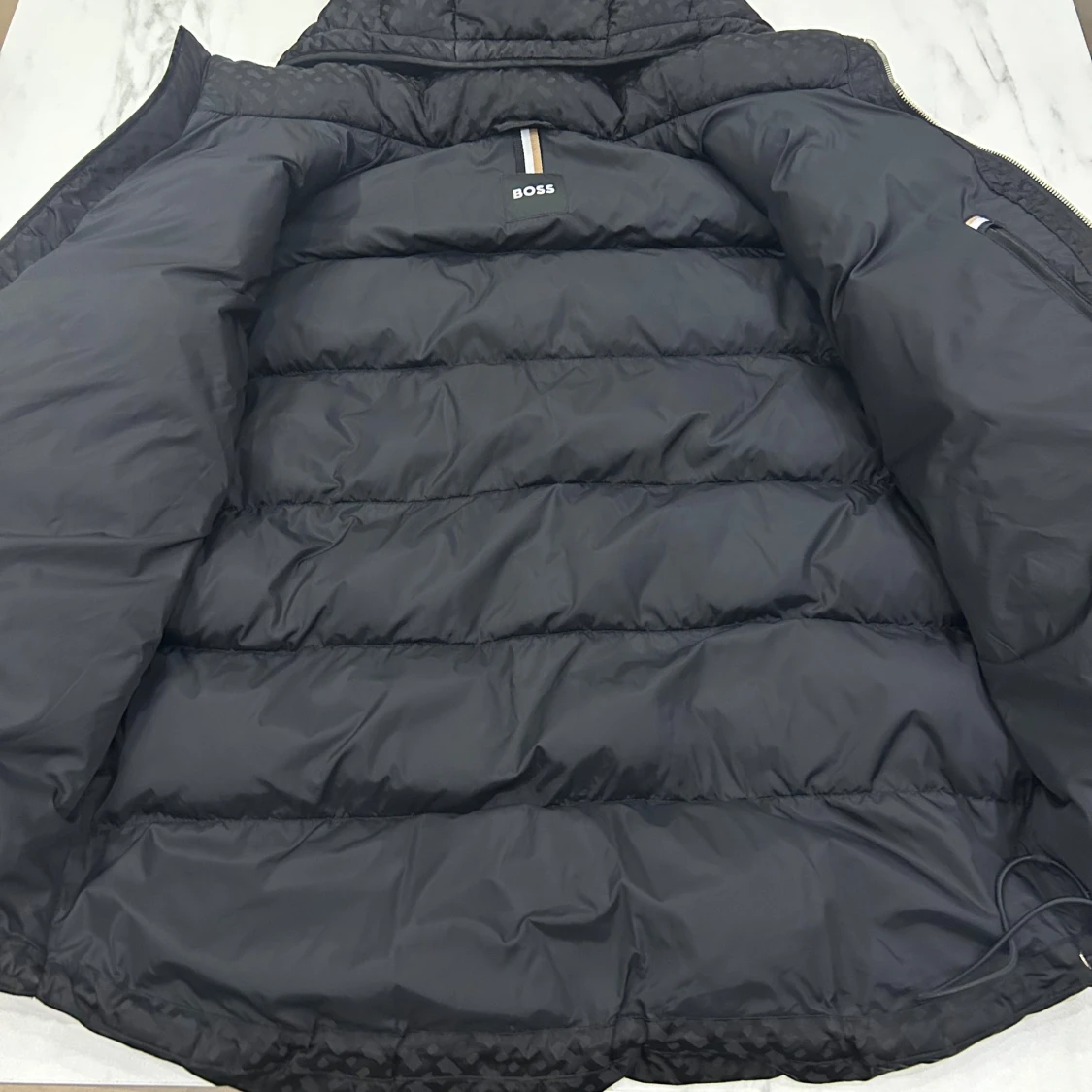 Svart pufferjacka från BOSS med huva - 4