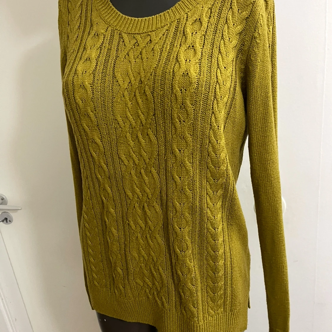 Olivgrön stickad tröja från Lindex