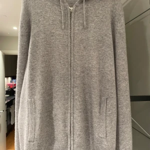 Cashmere Zip Hoodie Sayless - I nyskick. Använd max 2 gånger. Nypris 799kr. Kashmir 
