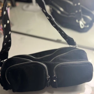 Rymlig väska - Söt väska som har otroligt bra utrymme! Många fack men ändå snygg! Frakt tillkommer 