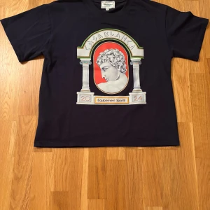 Svart Casablanca t-shirt med print - Casablanca t-shirt i mörkblå färg med ett stort tryck på framsidan. Långa ärmar och kortare längd som tröja, kommer passa dig som har storlek S bra.