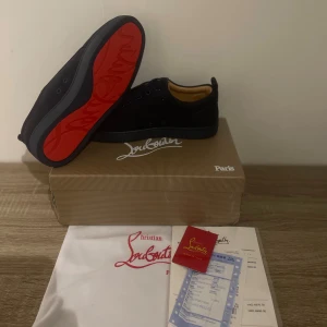 Christian Louboutin mörkblå  - Snygga mörkblåa loubs i storlek 43
