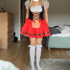 Oktoberfest klänning - Superfin oktoberfest klänning. Köpt second hand, använd ca 2 ggr totalt. Pris kan diskuteras. Klänningen + strumporna. Lite slitningar baktill. Kan skicka bild vid intresse.
