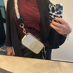 Marc Jacobs väska - Säljer min handväska som knappt är använd. Alltså i väldigt fint skick. Märke: Marc Jacobs 