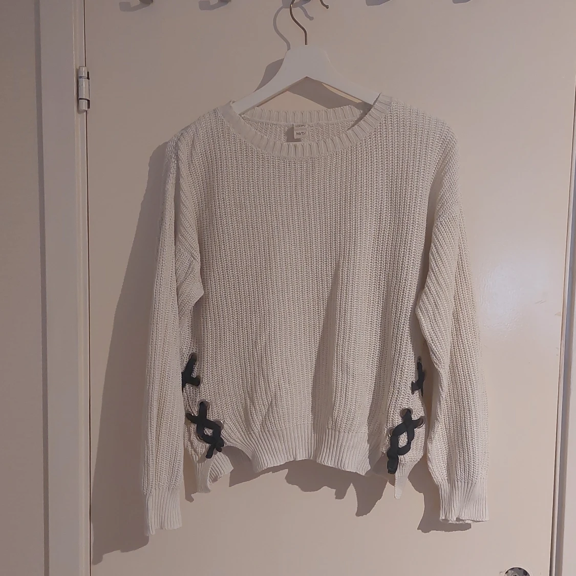 Vit stickad tröja UNIQ Young