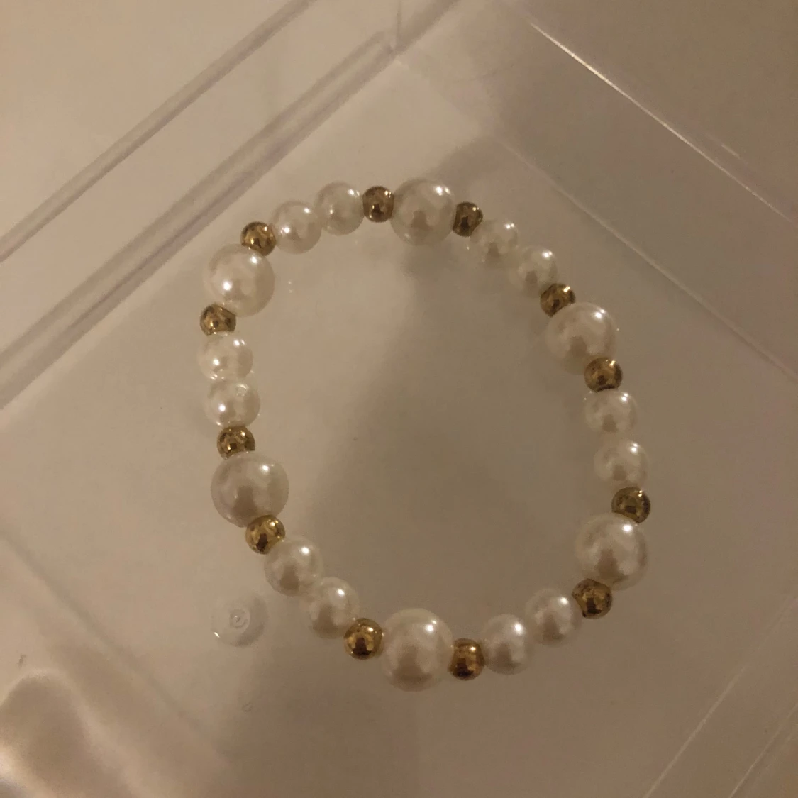 Pärlarmband med guldfärgade detaljer