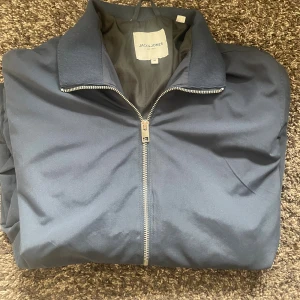 Jack N Jones jacka  - En jättesnygg Jack N Jones jacka som är storlek M men passar mer som storlek S. Jackan har inga defekter och är väldigt snygg nu till hösten 🍁