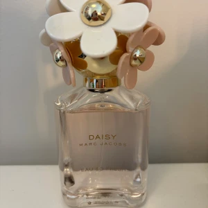 Daisy Eau So Fresh parfym - En ikonisk parfym från Marc Jacobs med lekfull blomdesign på korken. Daisy Eau So Fresh är perfekt för dig som vill ha en snygg och trendig flaska. Den är endast testade några gånger men den passar inte mig. Se bilderna. Skulle säga att minst 95% år kvar.