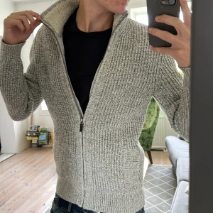 Stickad zip tröja  - Varm och skön perfekt till det kalla vädret. Inga defekter mycket bra skick skriv vid fundering ✌️