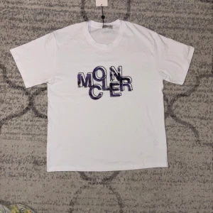 Vit Moncler t-shirt med tryck - Helt nya
