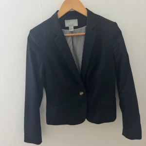 Svart blazer  - Svart blazer från hm, storlek 38, använd ett par gånger men så gott som ny 