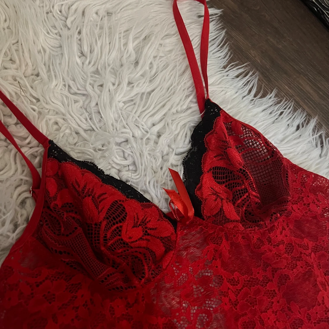 Röd spetsig nattlinne med svarta detaljer