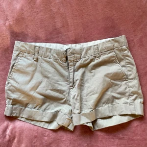 Shorts  - Korta Lågmidjade shorts från Carhartt som passar perfekt till sommaren!! Har 4 fickor, måttet tvärs över är 42cm. Säljer för att de inte kom till användning💞