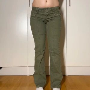 Gröna jeans h&m Lågmidjade bootcut jeans  - Storlek 34, men kan även passa en 36 då de är stretchiga. Obs inte riktigt lika lysande gröna i verkligheten. Mer mörkgröna.Innerbenslängd:78 midjemått:36 stretch till 40. Köp sker via köp nu, jag postar inom 24h. Kvar tills markerad såld 