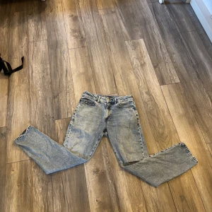 Tommy hilfiger jeans - Tommy Hilfiger jeans i helt okej skick, det är ett hål där bak men det är den enda defekten! 