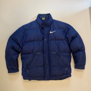 Vintage Nike dunjacka S - Vintage 90s Nike puffer jacket //  Storlek S //  Mycket bra skick endast små slitningar längst ner i jackan //  Skriv vid minsta fråga eller fundering💯🤝
