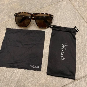 Rayban liknande solglasögon - Snygga solglasögon med leopardmönster. De har en klassisk form och bruna linser som ger ett stilrent intryck. Perfekta för soliga dagar och kommer med en praktisk förvaringspåse och putsduk. Använda  ungefär 2 gånger!