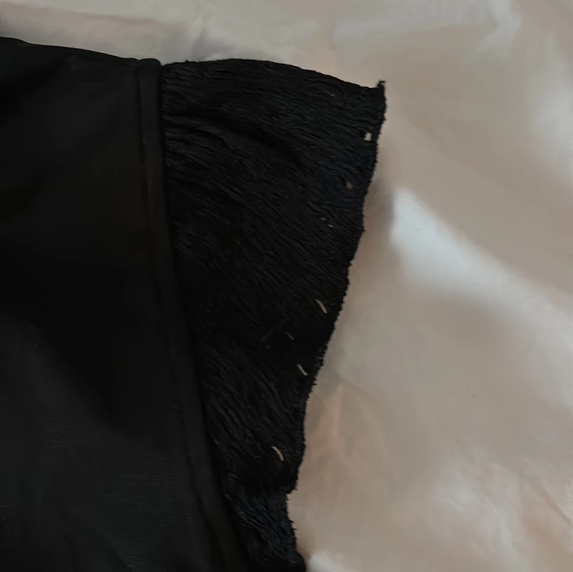 Svart topp med volangärm från BOW19 - 2