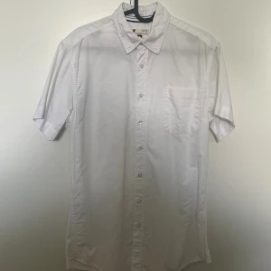 Vit kortärmad skjorta  - Vit kortärmad skjorta från Dressmann i strl M. Använd fåtalet gånger
