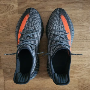Adidas Yeezy Boost 350 V2 Beluga Orange - Säljer ett par Adidas Yeezy Boost 350 V2 i färgen Beluga. Skönaste skorna som finns, kan användas för både sport och för grymma outfits.