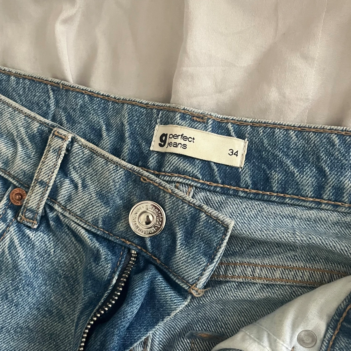 Blå slitna jeans från Perfect Jeans