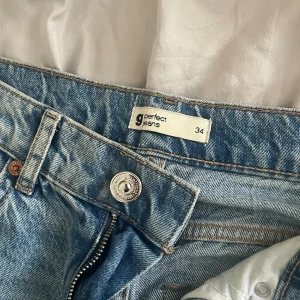 Blå slitna jeans från Perfect Jeans - Säljer ett par blå jeans från Perfect Jeans i storlek 34. De är använda men superfina på🌸bra i längden på 168 cm 