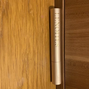 Lenoites ögonfransserum guld - Snyggt ögonfransserum från Lenoites i en stilren, matt guldig tub. Perfekt för dig som vill boosta fransarna och få dem att se längre och fylligare ut. Kommer i en smidig och elegant förpackning som är lätt att ta med i väskan.❤️🙌🏻